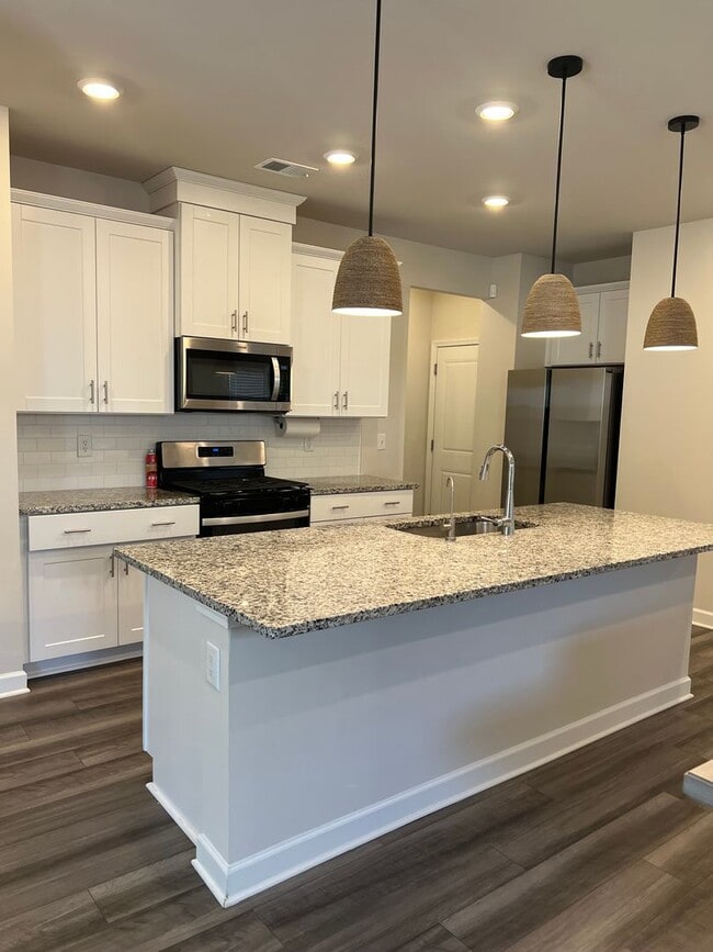 Building Photo - BEAUTIFUL 4 bedroom / 3 bath home located off Water Tower Road!