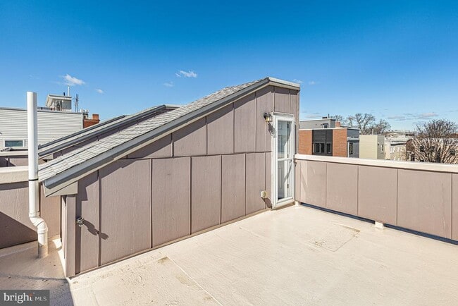 Building Photo - 1935 W George St