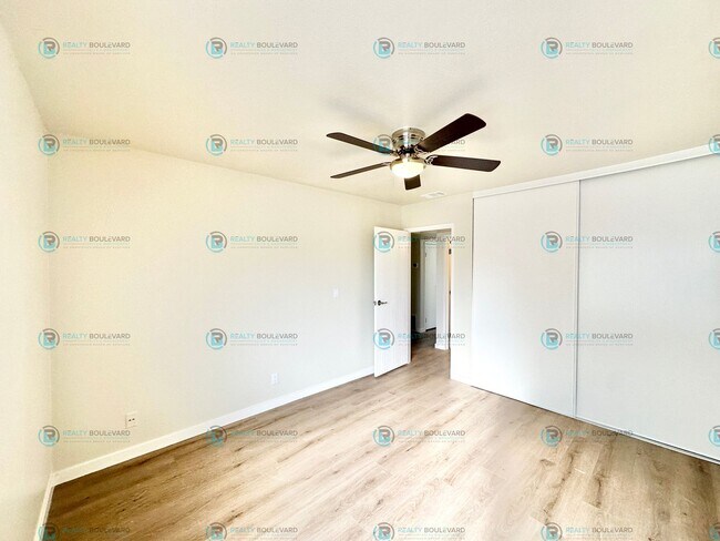 Building Photo - Newly Renovated downstairs Condo