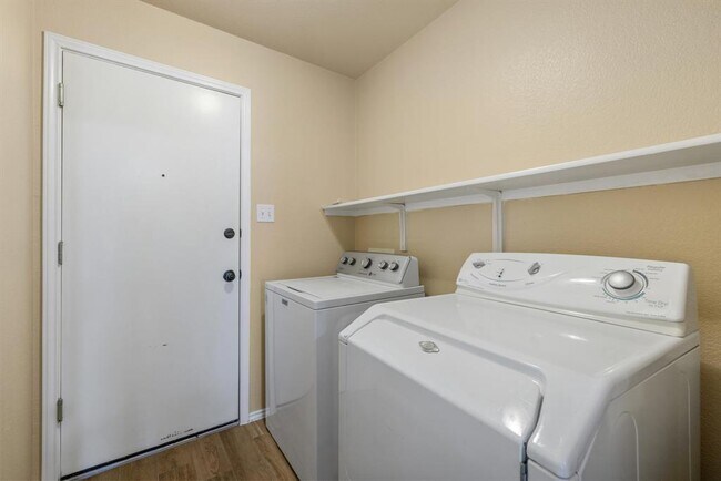 Building Photo - 104 Brentwood Dr