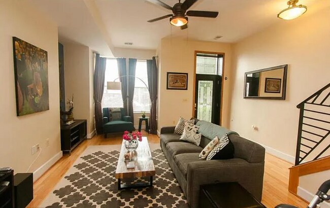 Building Photo - Charming Rowhouse Retreat in the Heart of DC!
