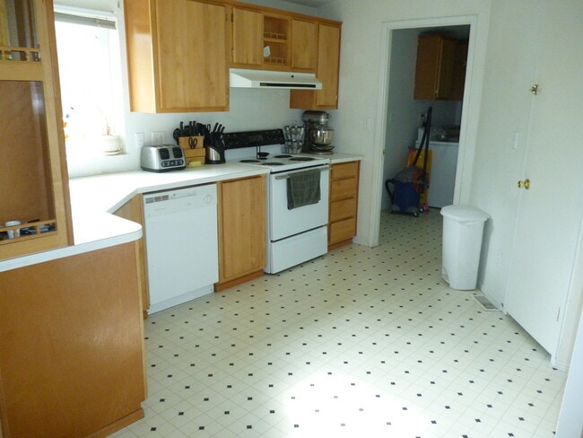 Building Photo - Peaceful Country Setting