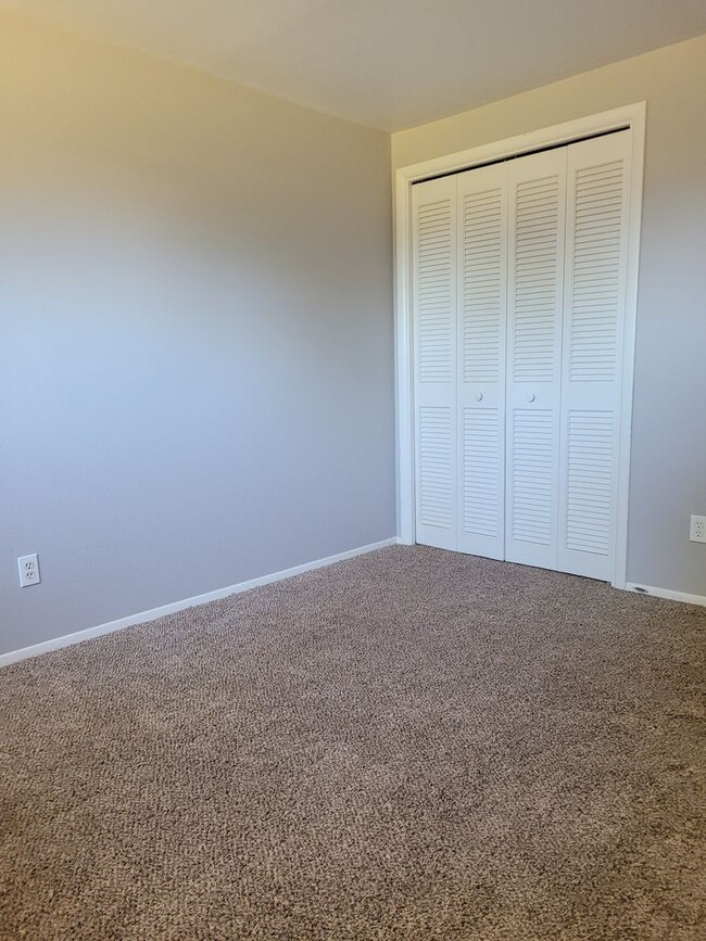 Building Photo - Nice 3 bedroom 1 & 1/2 bathroom home