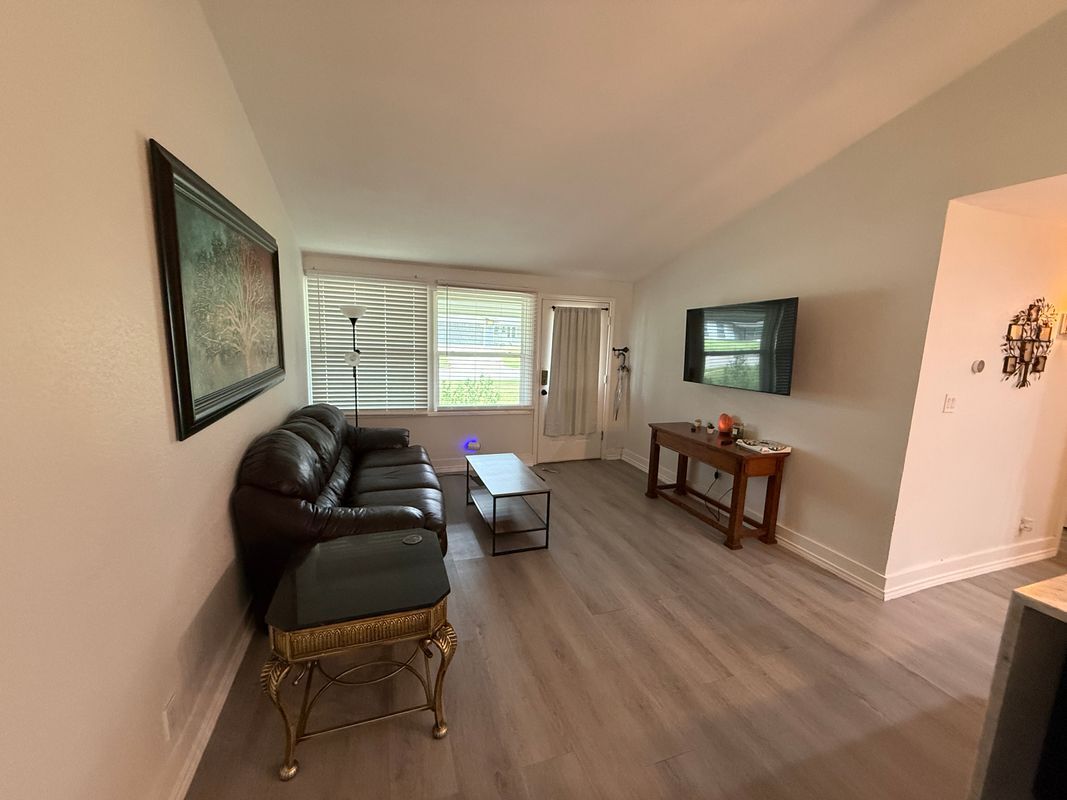 Building Photo - 819 Loganwood Ave