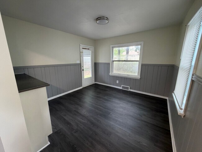 Building Photo - 1266 Magnolia Ave