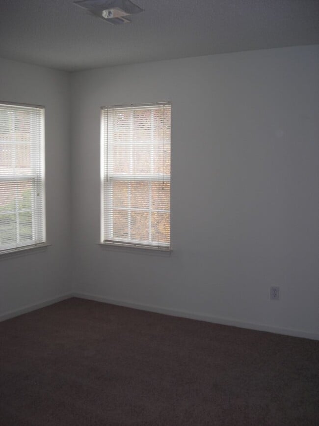Building Photo - 131 Springwood Ln