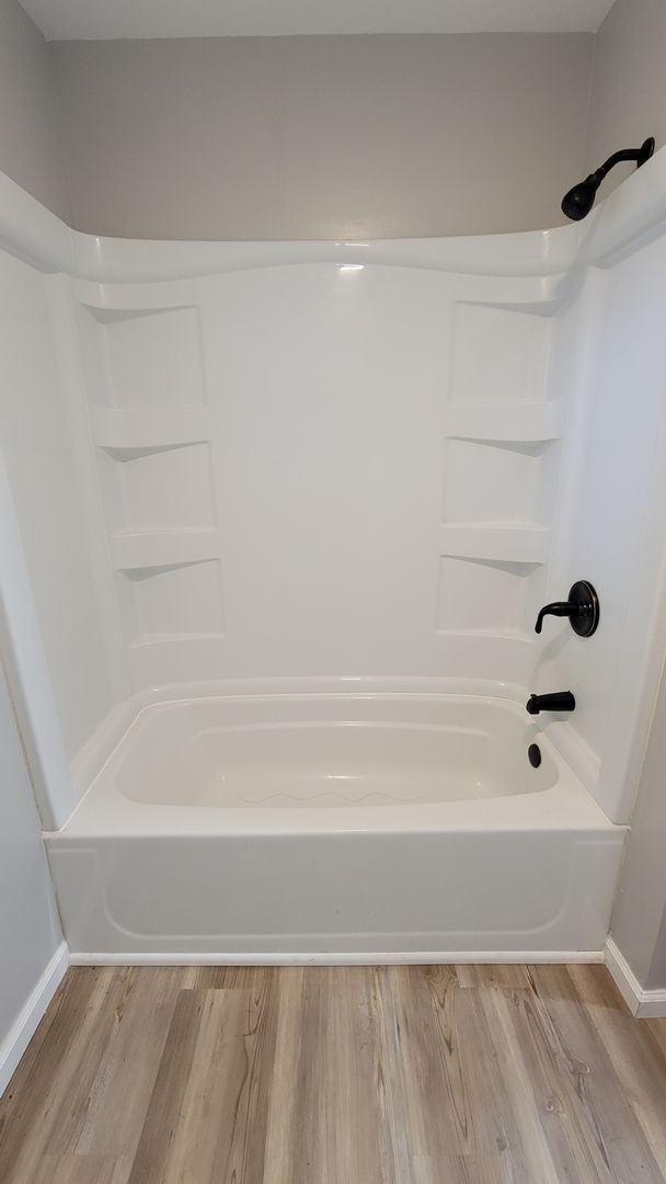 Building Photo - SPACIOUS NEWLY REMODELED 3 Bedroom | 1.5 B...