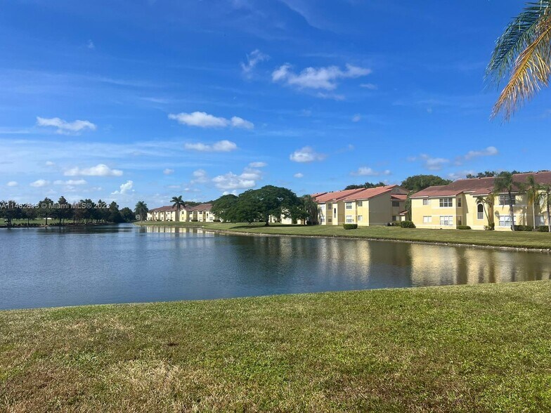 Building Photo - 731 Vista Isles Dr
