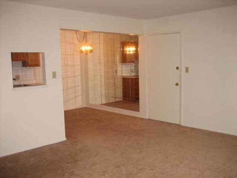 Building Photo - 125 Twin Oaks Dr