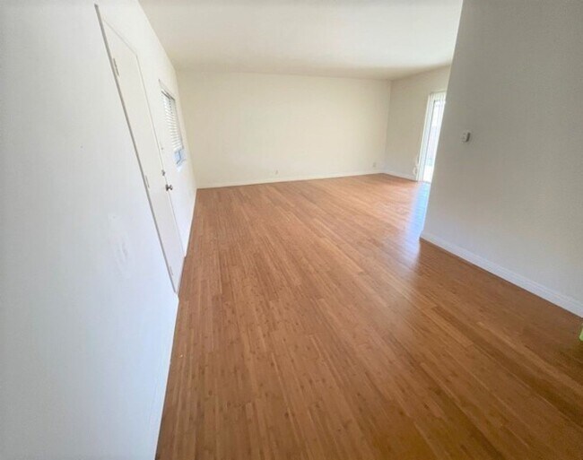 Building Photo - SPACIOUS 3BR/2BA HOME IN LAKEWOOD