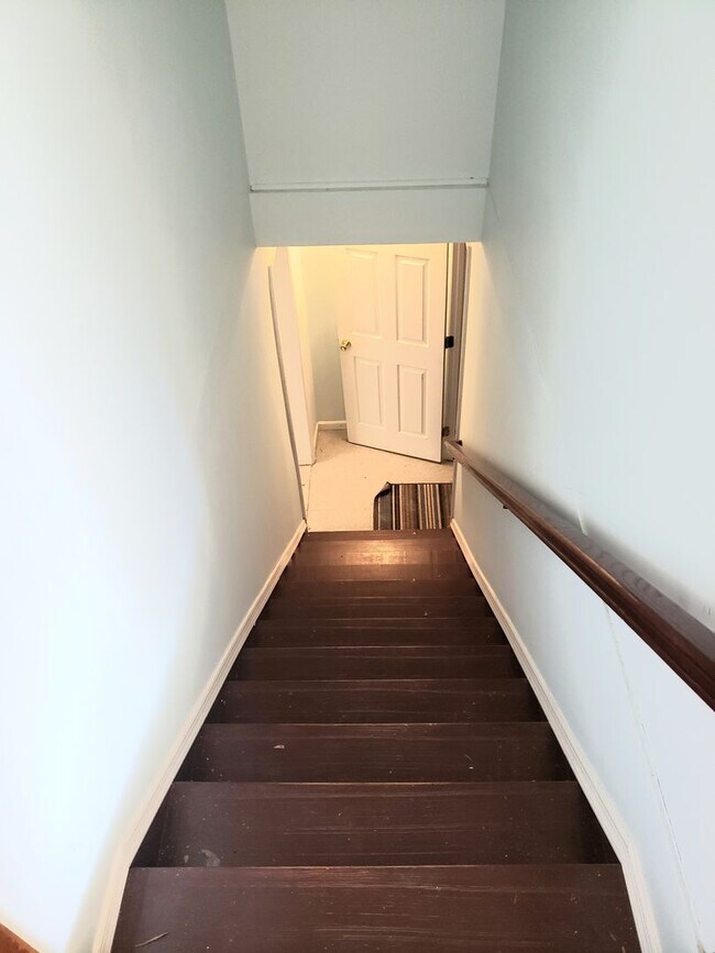 Building Photo - 3 BDRM, 2 BA Rambler w/ Basement - Great l...