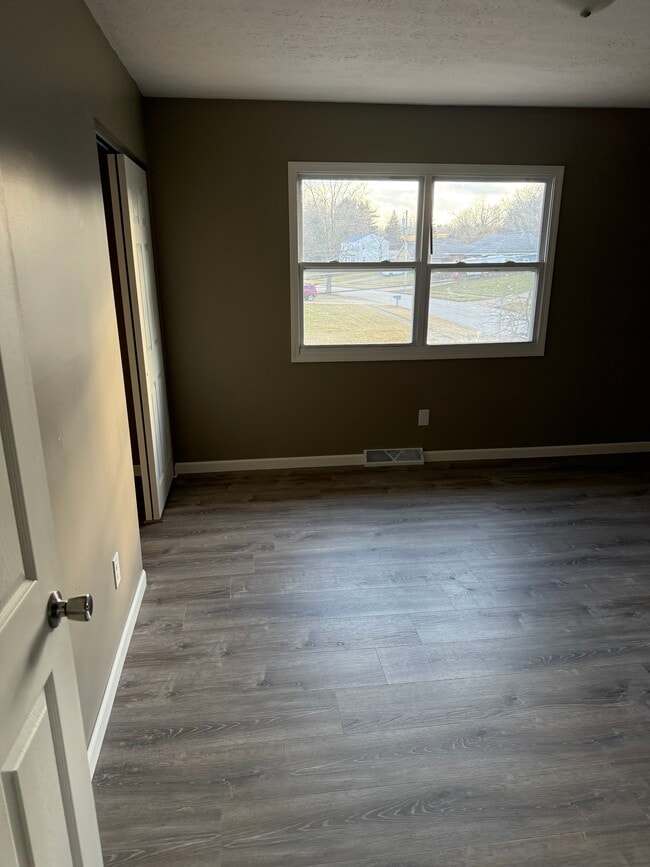 Building Photo - 1881 Lakeview Dr