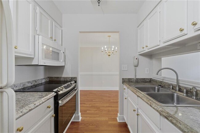 Building Photo - 300 Johnson Ferry Rd