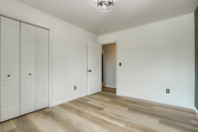 Building Photo - 4 BED 3 BATH HOUSE NEAR CREAK PARK!!!