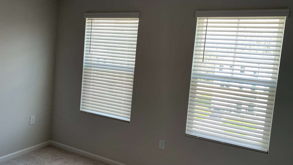 Building Photo - Room in Townhome on Chert Ln
