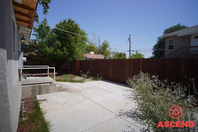 Building Photo - 423 Flower St