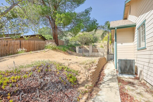 Building Photo - 5BR Home in Ramona Country Estates with Pool & Views