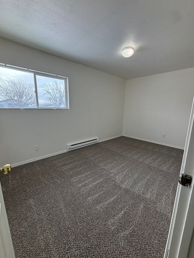 Building Photo - Duplex for Rent  Pet Friendly!