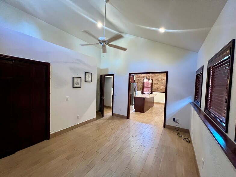 Building Photo - 104 Linwood Ave