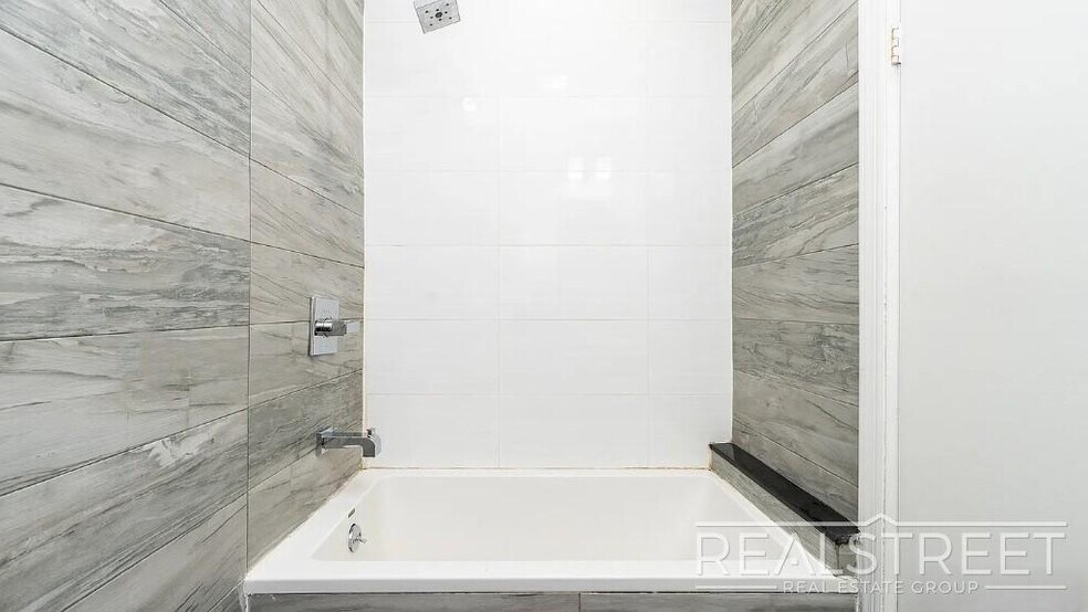 Building Photo - 4 Bed 2 bath off the border of Clinton Hill and Bedstuy.