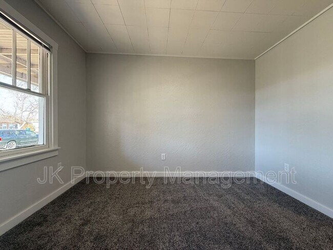 Building Photo - 1016 8th Ave S
