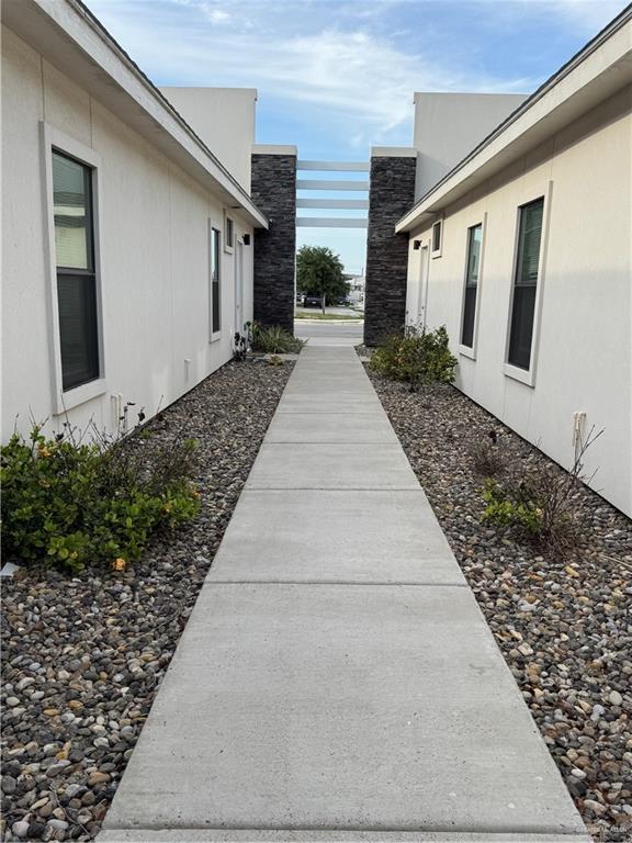 Building Photo - 2022 Summerland Ln