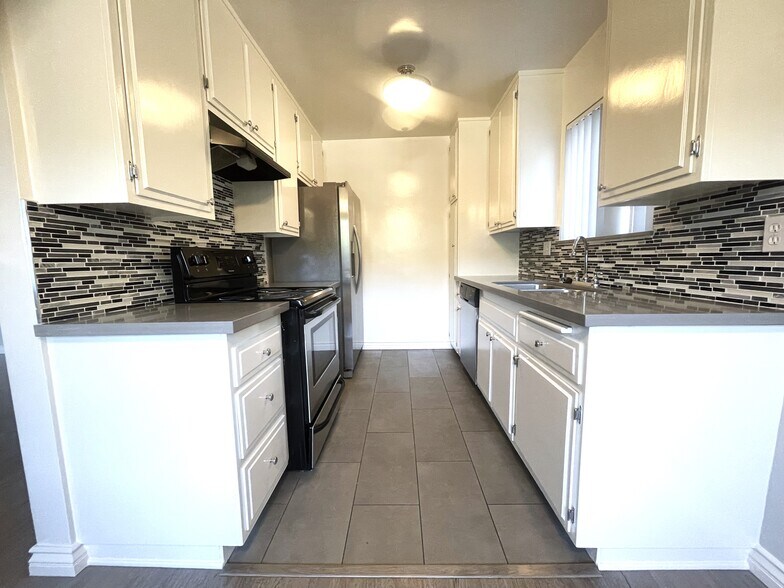 Building Photo - 10914 Rose Ave