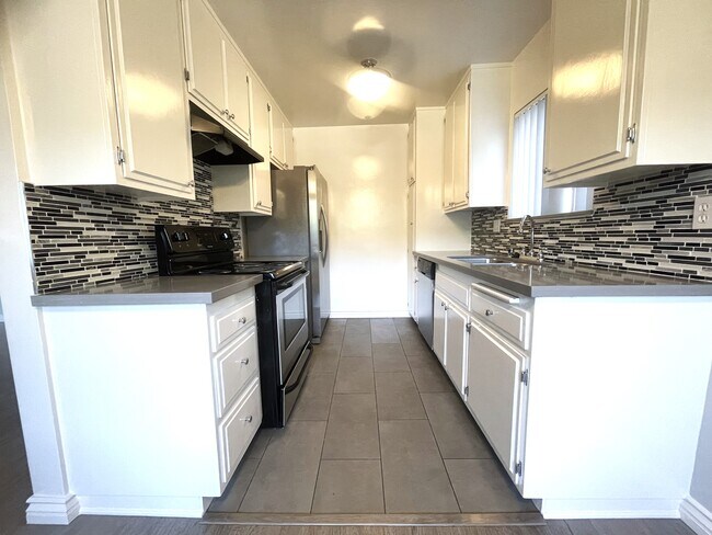 Building Photo - 10914 Rose Ave