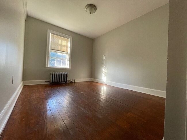 Building Photo - Newly Renovated 3 Bed, 1.5 Bath in Fairview!