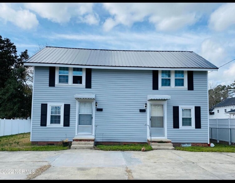 Primary Photo - 207 N Elm St