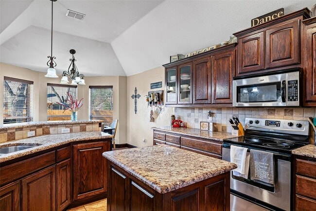 Building Photo - 8918 N Longwood Dr