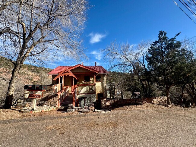 Building Photo - Cave Ave