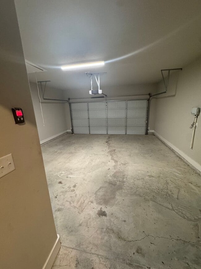 Building Photo - COMING SOON - Commuter Friendly - 3/2/2