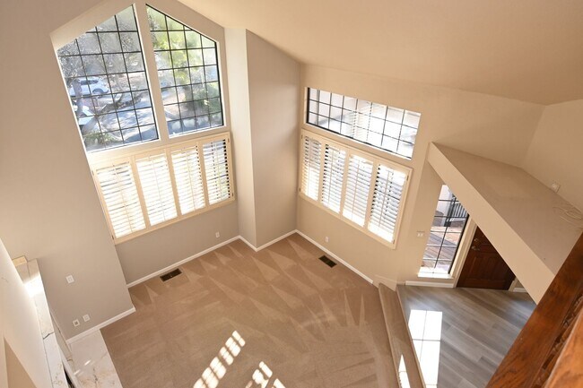 Building Photo - Tranquil / Updated Townhome in Gated in Vi...