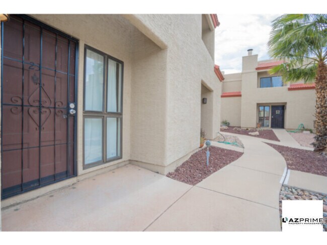 Building Photo - Welcome to this Lovely 2/1.5 Phoenix Condo...