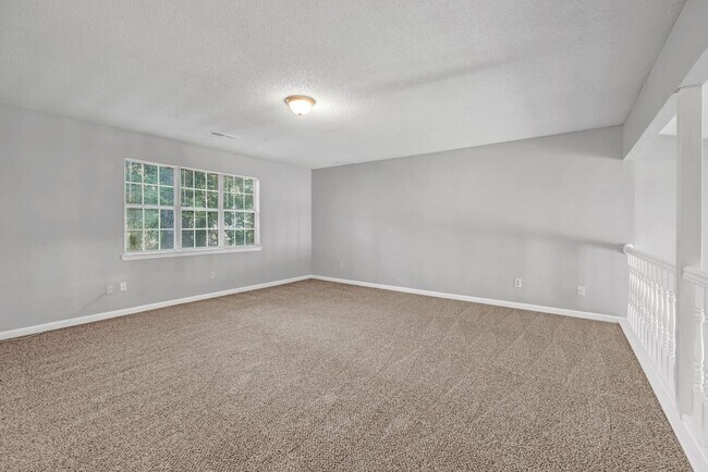 Building Photo - Charming 3 Bed, 2.5 Bath Home on a Quiet C...