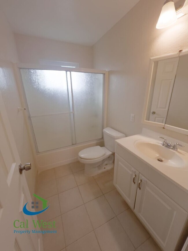 Building Photo - $2,695 - 2 BR/1BA Duplex-Downtown Willow G...