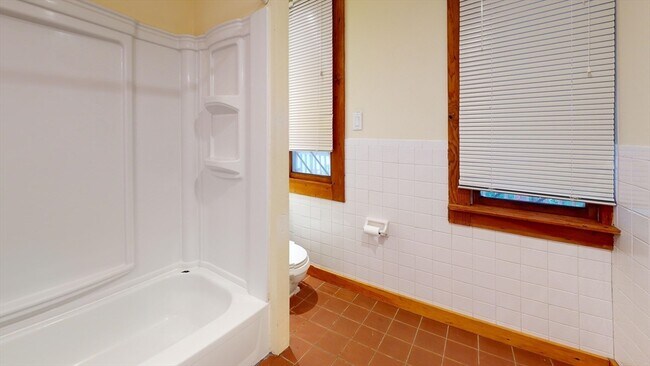 Building Photo - 192 Hillside St