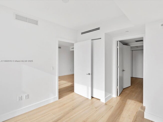 Building Photo - 9901 W Bay Harbor Dr