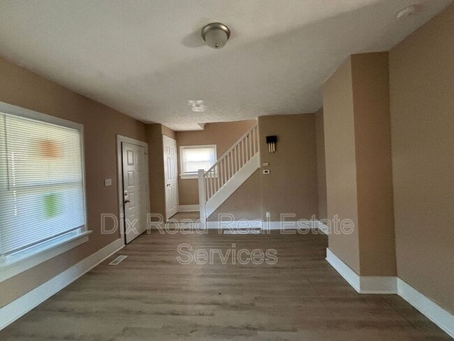 Building Photo - 217 Fernwood Ave