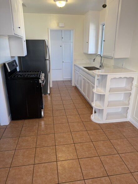 Kitchen - south looking view - 6133 S Harvard Blvd