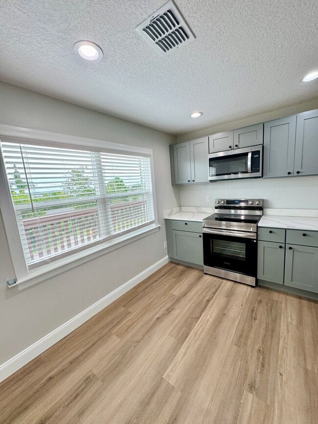 Building Photo - Beautifully Renovated 2-Bed/1-Bath Upstair...