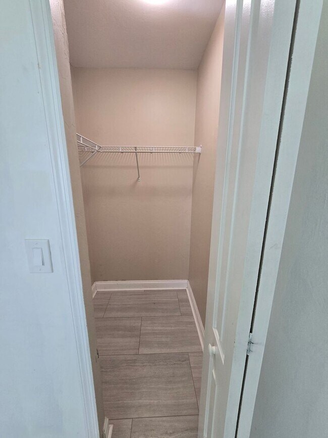 Building Photo - 3 Bedroom W/ Den + Office Space + 2 Car Garage and Fenced in Yard - Annual Rental