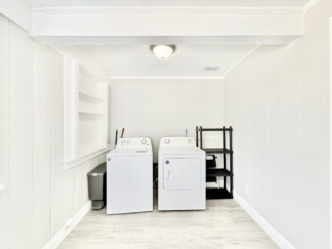 Building Photo - 3308 N Avon Ave