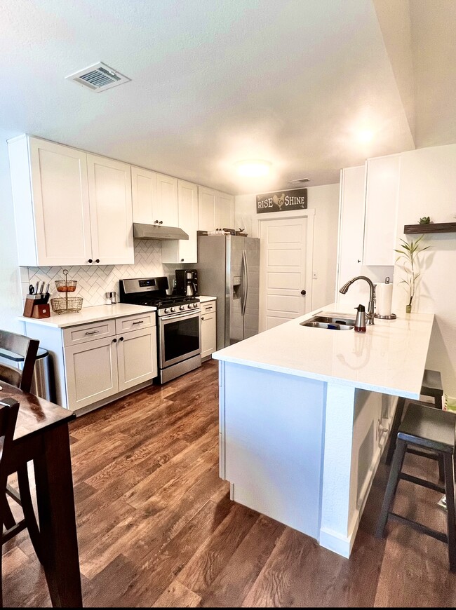 Building Photo - 303 Craigmont Dr