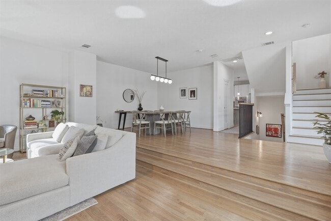 Building Photo - 5515 Venice St