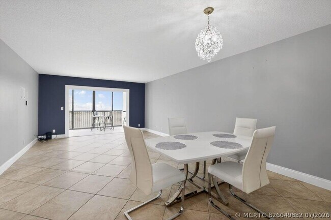 Building Photo - 2206 S Cypress Bend Dr
