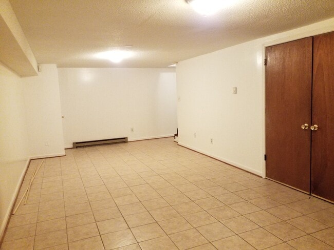 Building Photo - VISTA COURT!  2 Bedrooms/Lower Level Bonus...