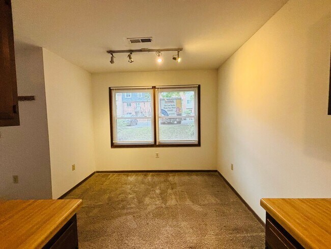 Building Photo - 1744 Donlee Dr