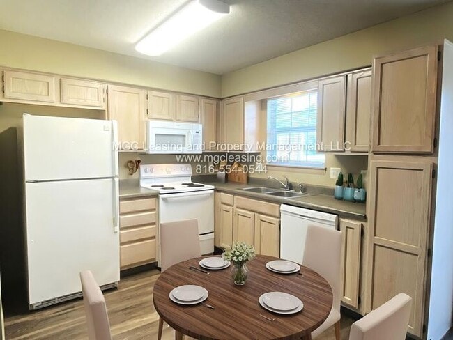 Building Photo - Serene Suburban Townhome with Cozy Fireplace